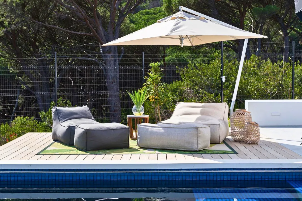 cantilever_umbrellas_images.images.1740556838508