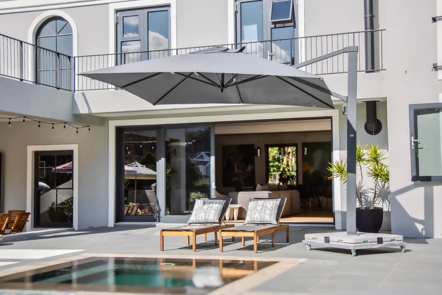 cantilever umbrellas images.images.1740556842193 |